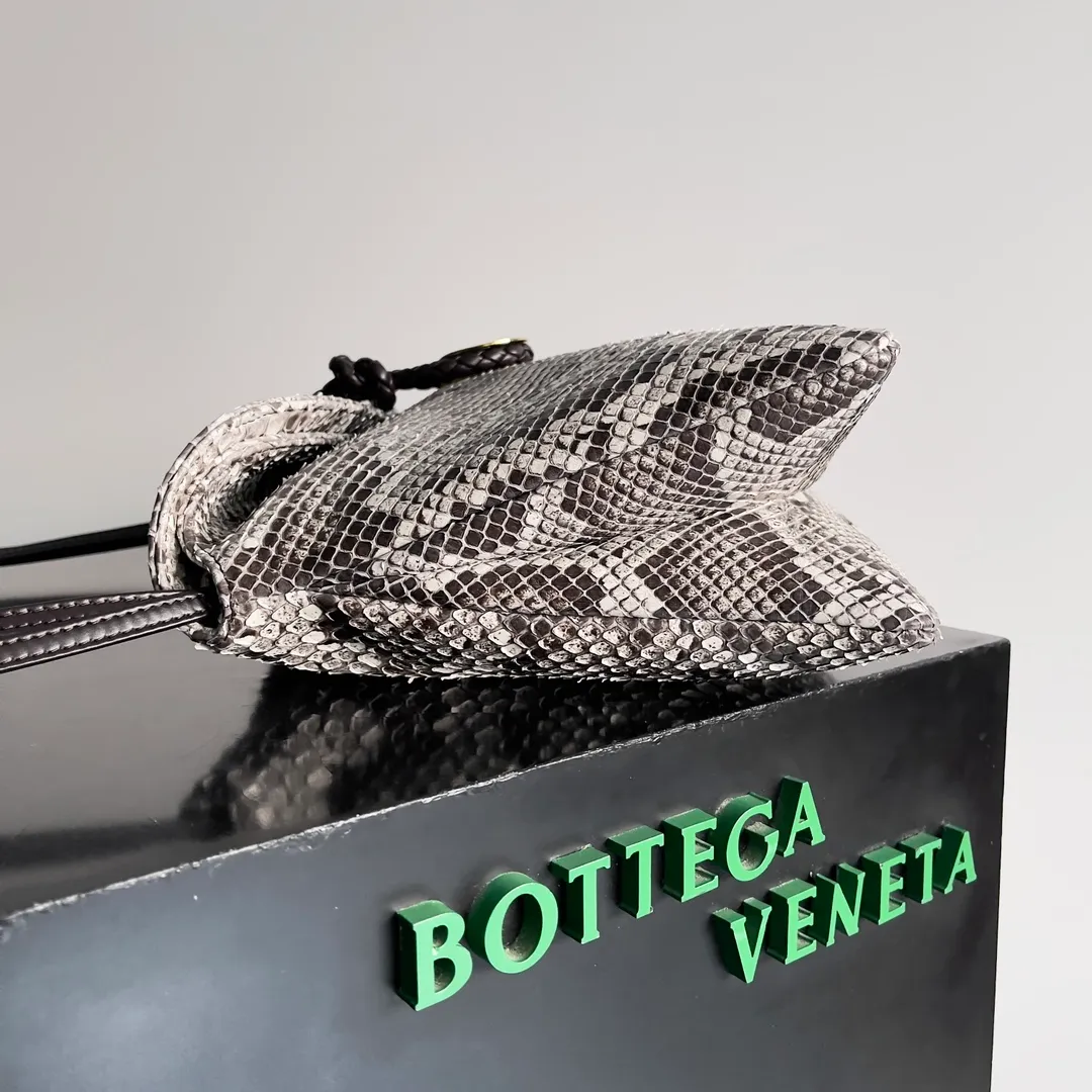 Batch 3960 BOTTEGA VENETA women's crossbody bag The rich version of Liberta is new, with gentle yet tough knitted beauty and wild python skin 🐍 This is a fashion exclusive for successful ladies who pursue wild beauty. Each snake skin is unique and cannot be copied. It is the return of pragmatism. In the winter of 2024, it is mostly worn cross-body Mainly large capacity, Liberta has a single layer inside, a wide opening, and a zipper-free design, which corresponds to the meaning of its name. It is free and not restricted. The advantage of "large single room" is that it is easy to find items when the clothes are complicated in winter. It can be held in hand or carried on the shoulder to adapt to various occasions. Style number: 806034 Size: 30*20*8cm